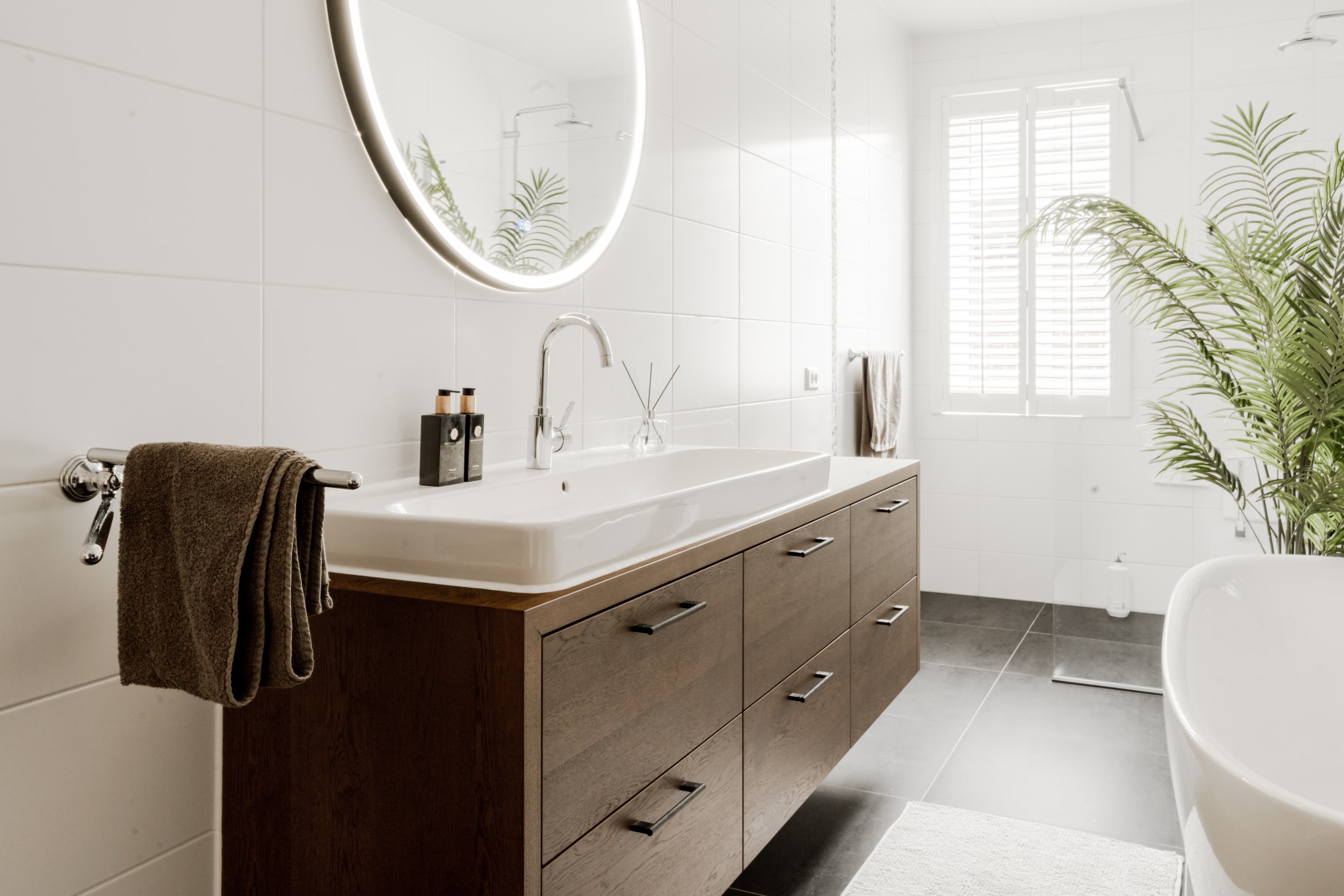 Luxe badmeubel in donker eiken