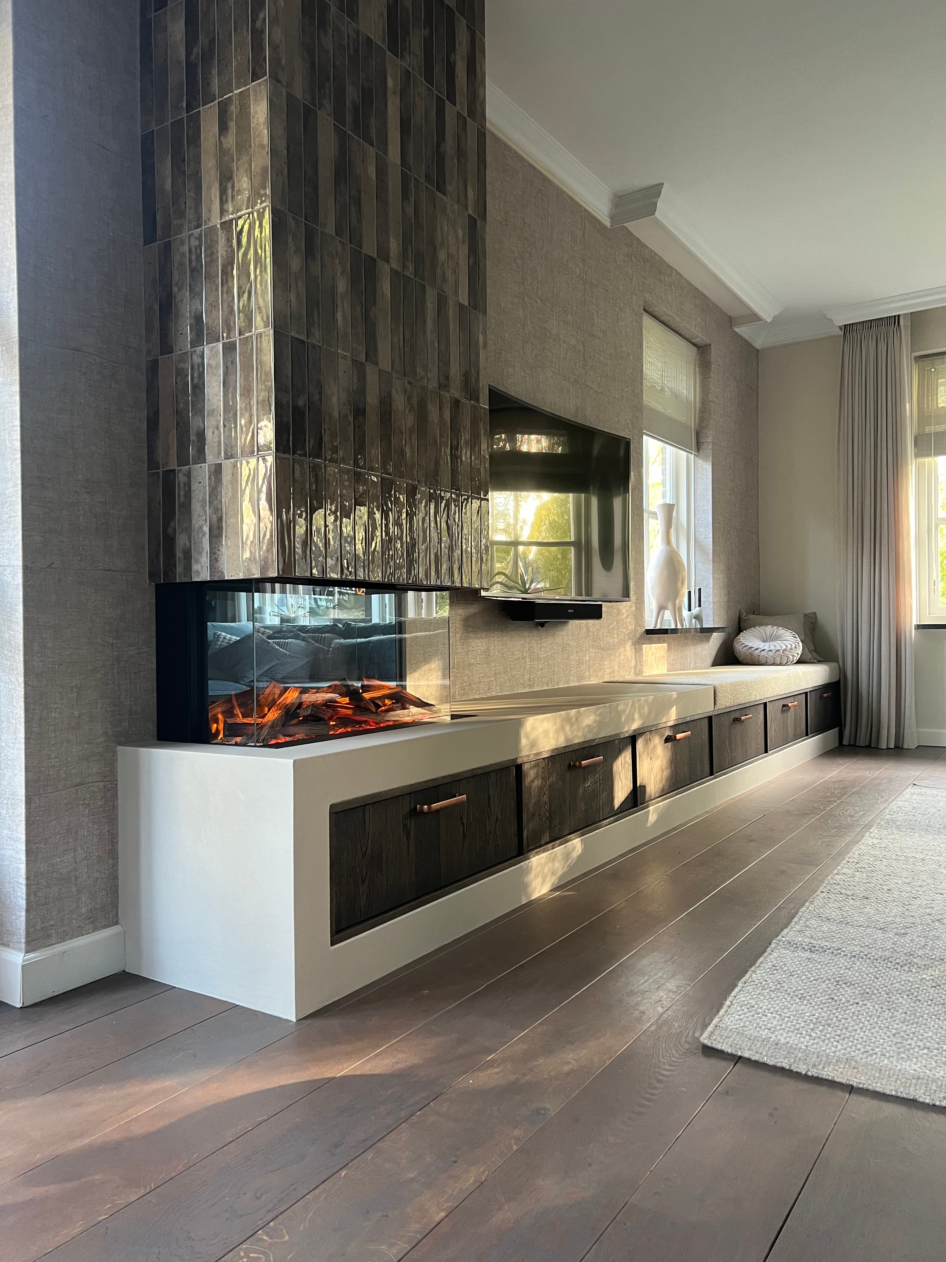 Maatwerk Tv-meubel met geïntegreerde haard en bank