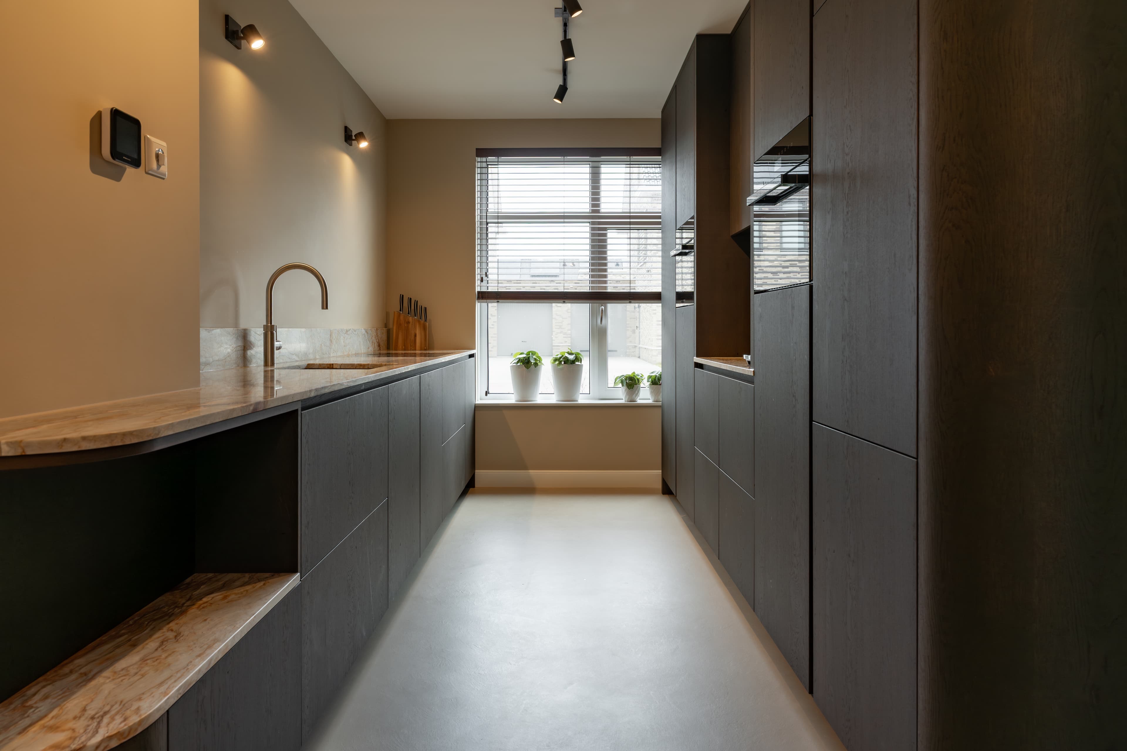 Moderne keuken met ronde vormen en luxe afwerking