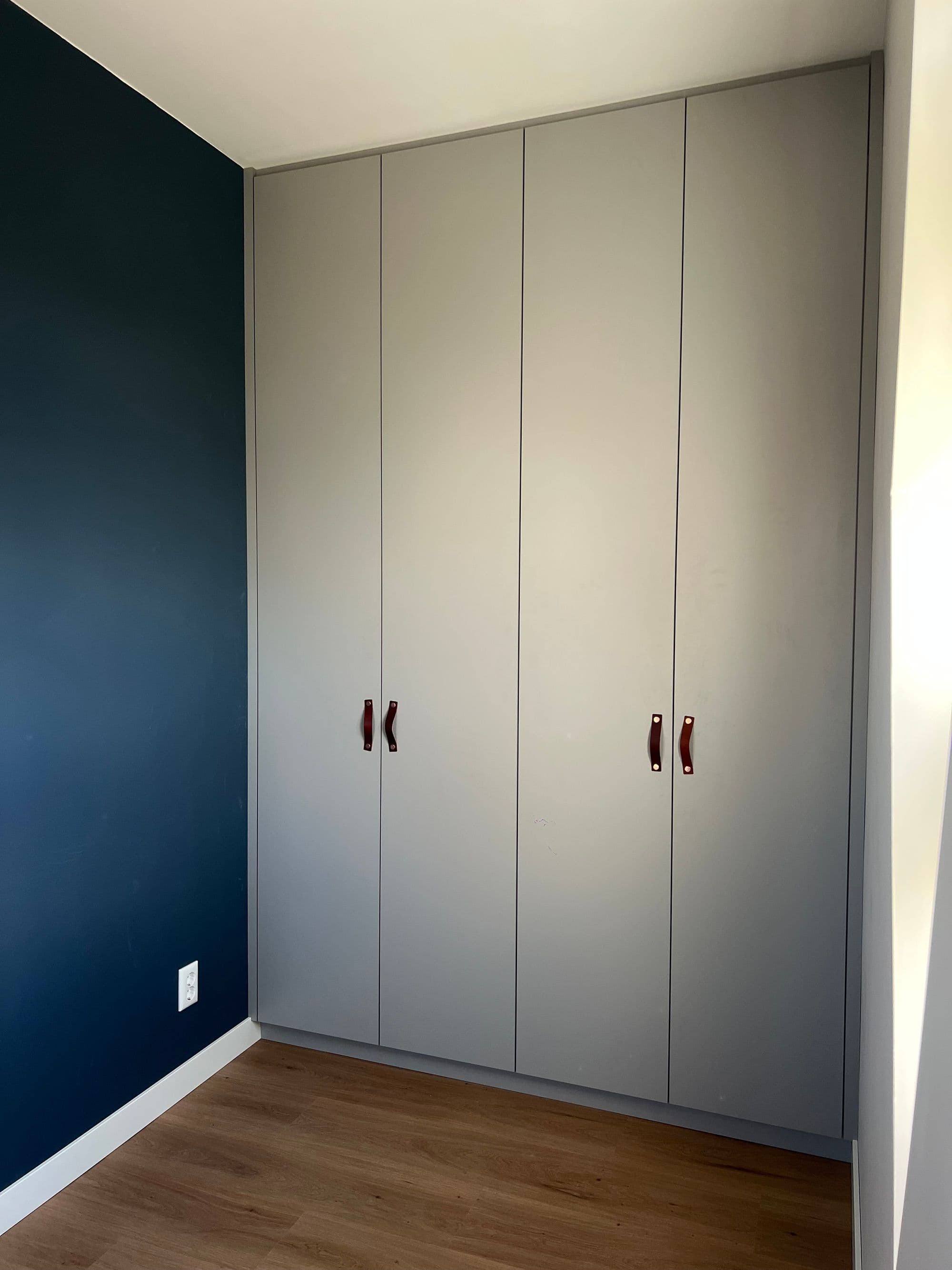 Inbouwkast met leren grepen