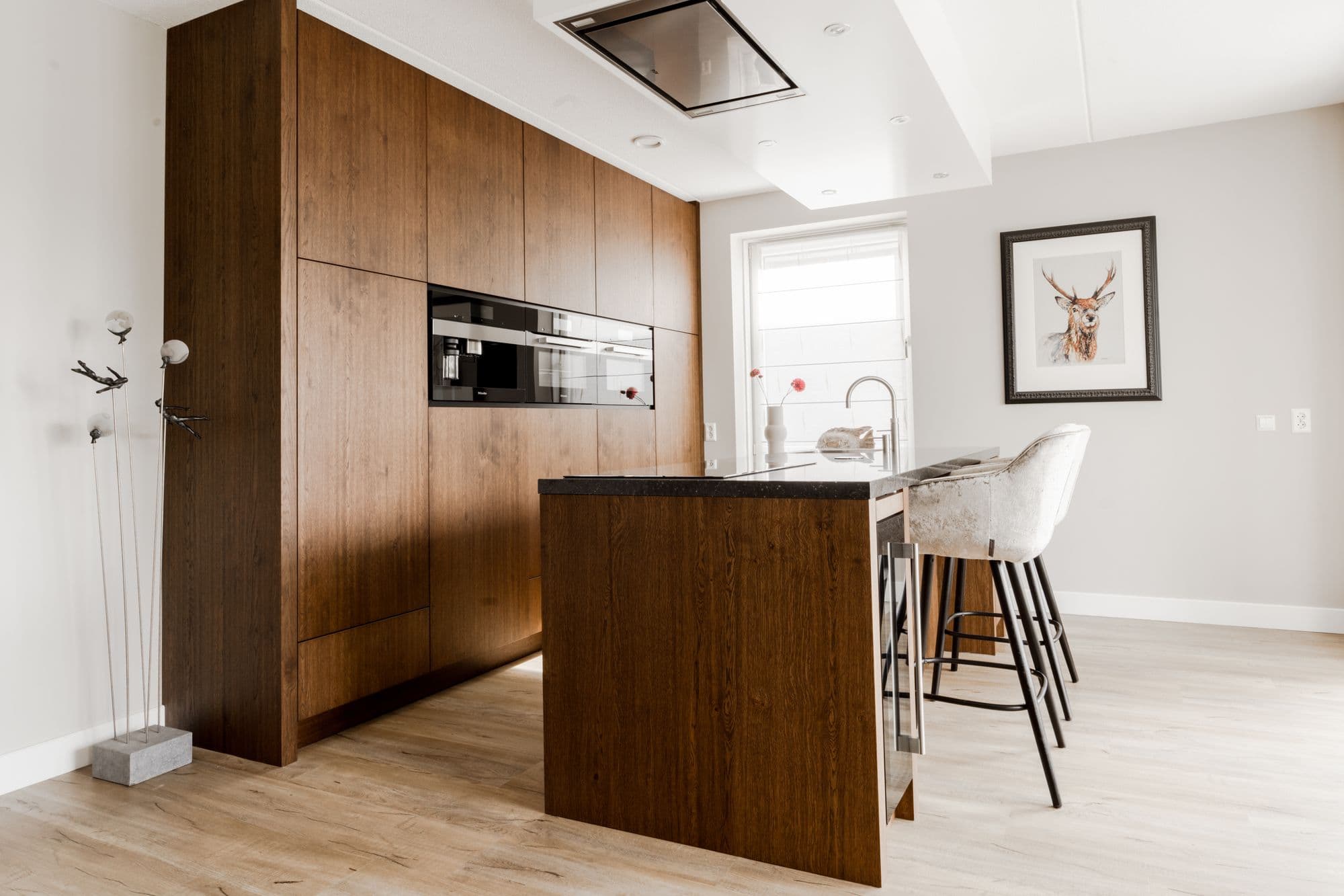 Luxe keuken met donker hout