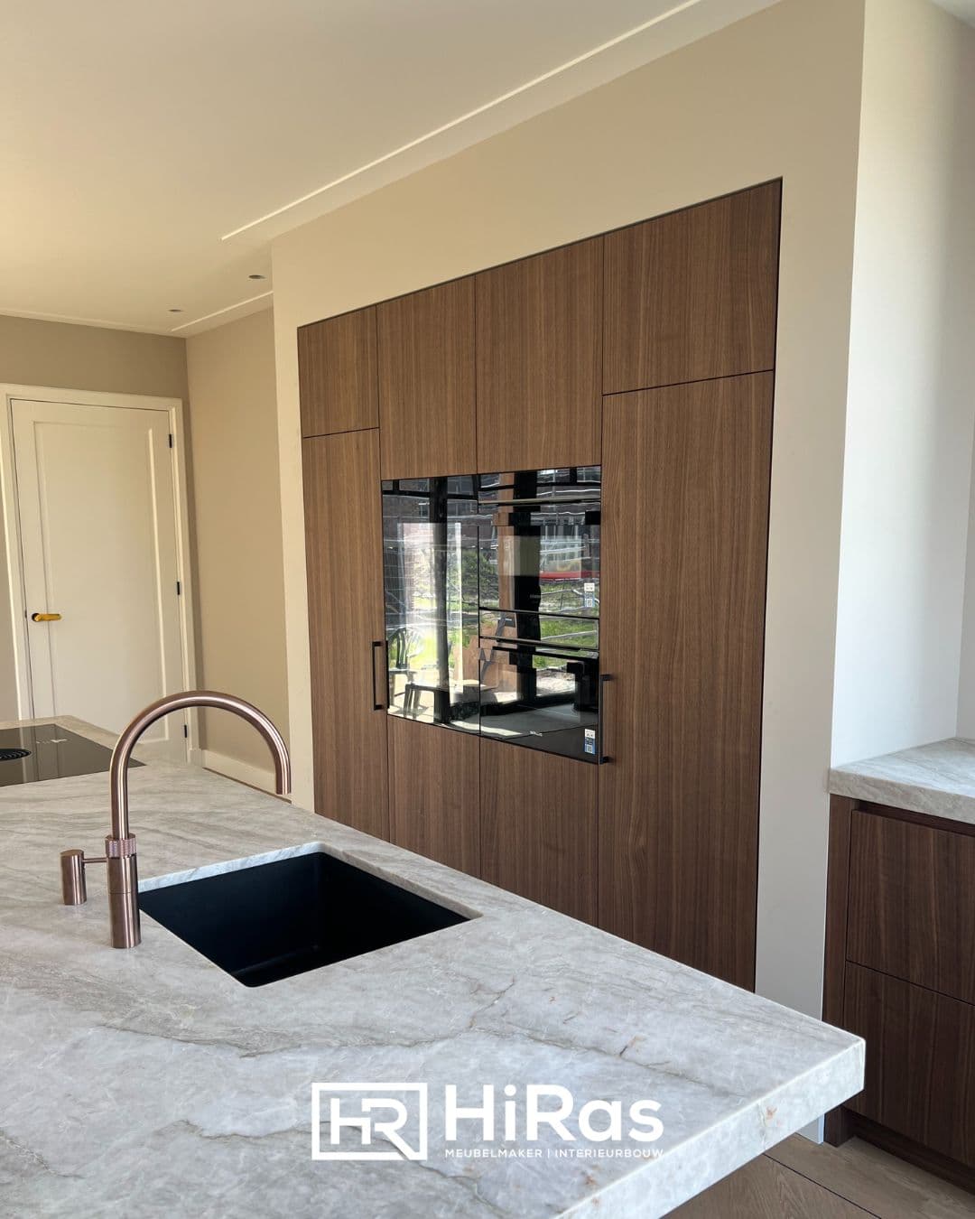 Moderne keuken met marmer eiland